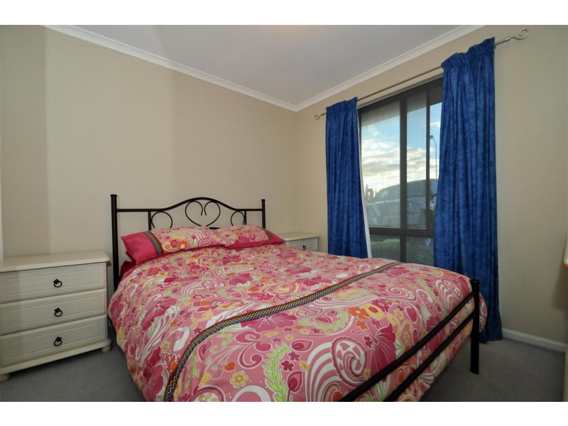28 Shillabeer Crescent, Woodcroft SA 5162
