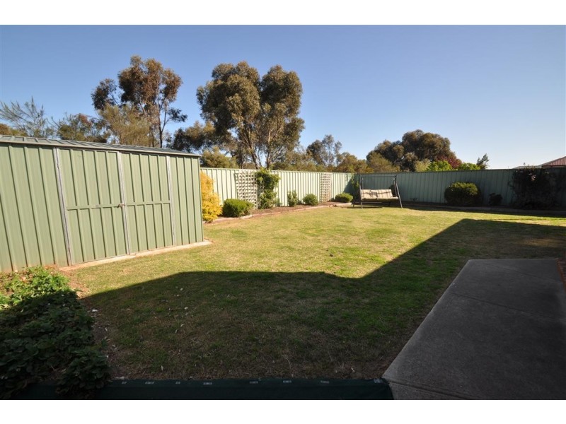 27 Strathmont Drive, Strathalbyn SA 5255
