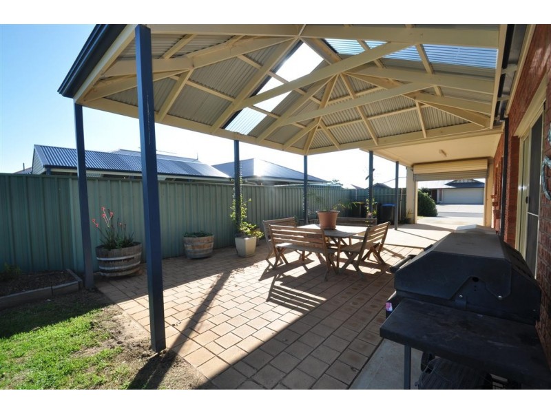 27 Strathmont Drive, Strathalbyn SA 5255