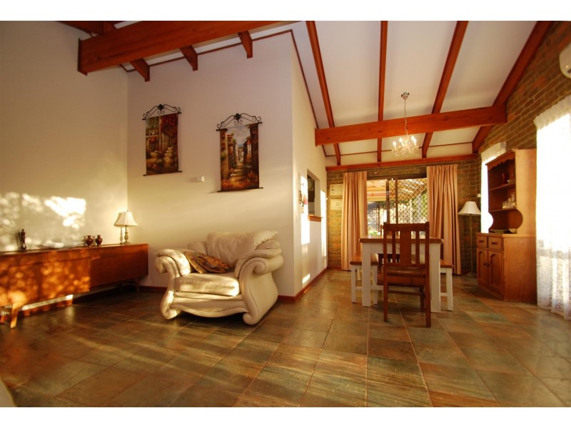 2 Zeevalk Avenue, Hallett Cove SA 5158