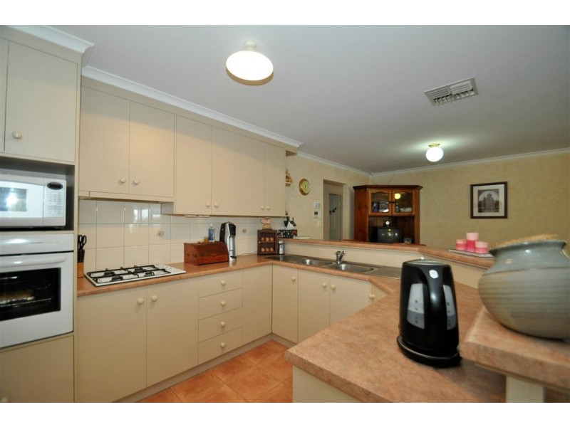 8 Perin Avenue, Woodcroft SA 5162