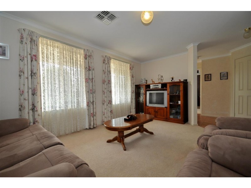 8 Perin Avenue, Woodcroft SA 5162