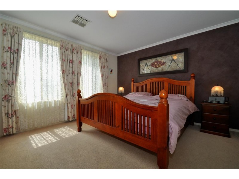 8 Perin Avenue, Woodcroft SA 5162