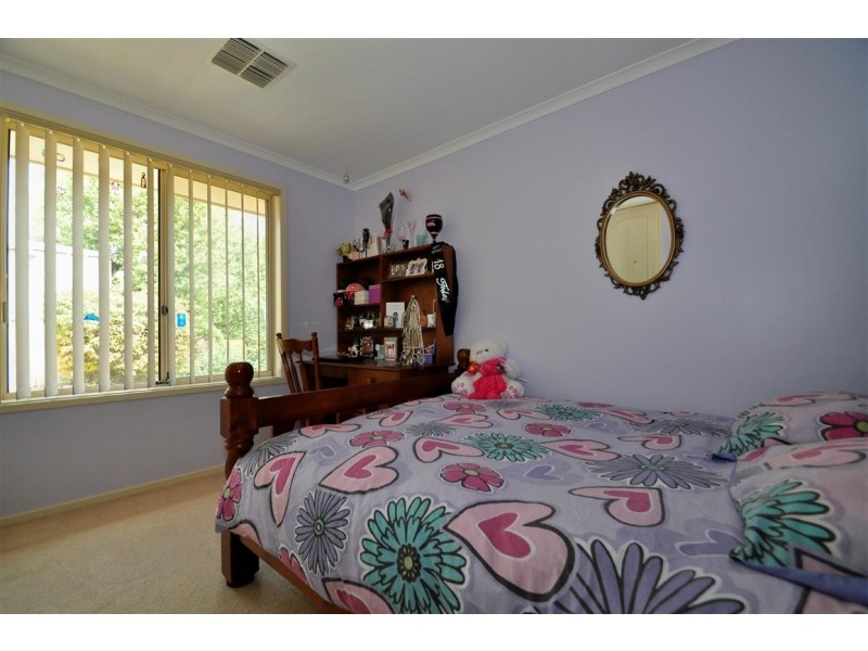 8 Perin Avenue, Woodcroft SA 5162