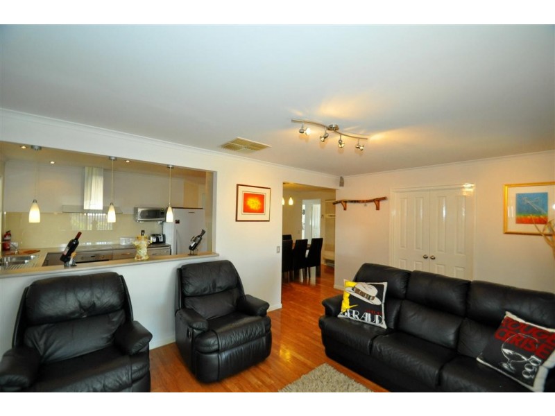 2 Hollyoaks Court, Happy Valley SA 5159