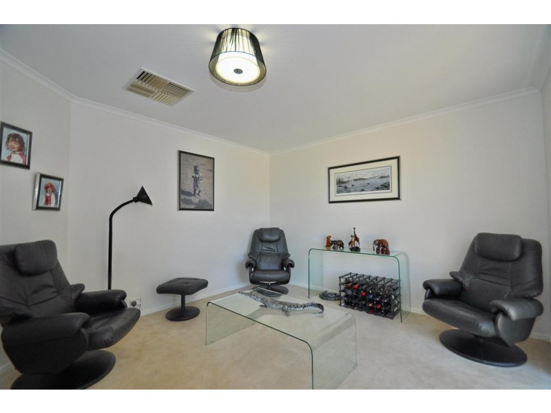 2 Hollyoaks Court, Happy Valley SA 5159