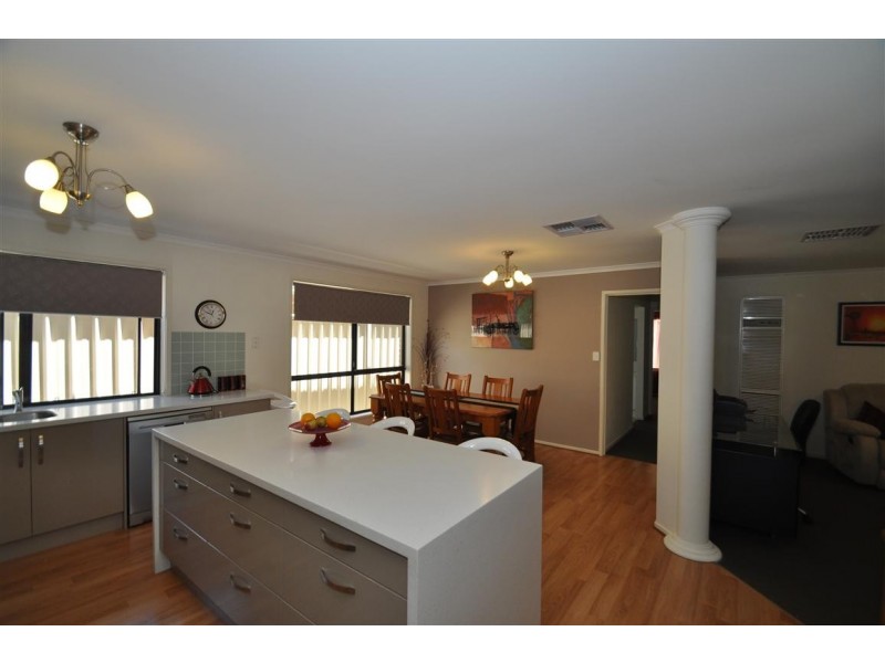 10 Rothschild Street, Woodcroft SA 5162