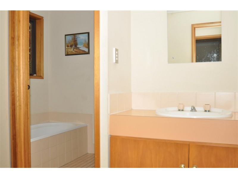 2 Fisher Ave, Trott Park SA 5158