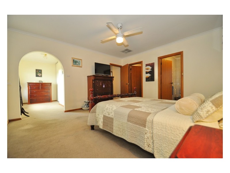 37 Oakridge Road, Aberfoyle Park SA 5159
