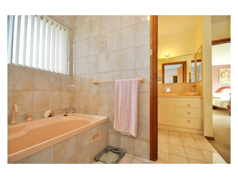 37 Oakridge Road, Aberfoyle Park SA 5159