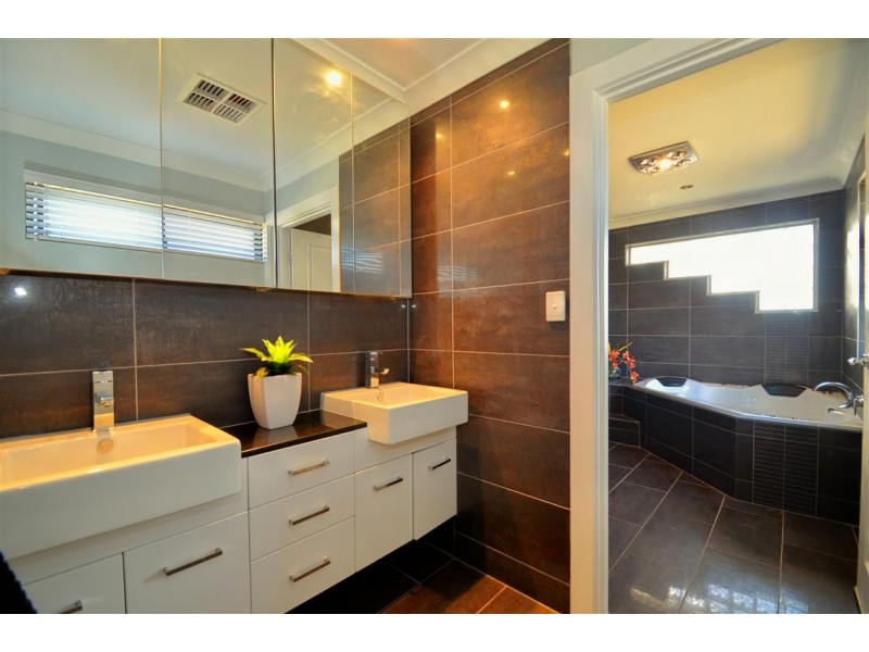 17 Sherebrooke Boulevard, Woodcroft SA 5162