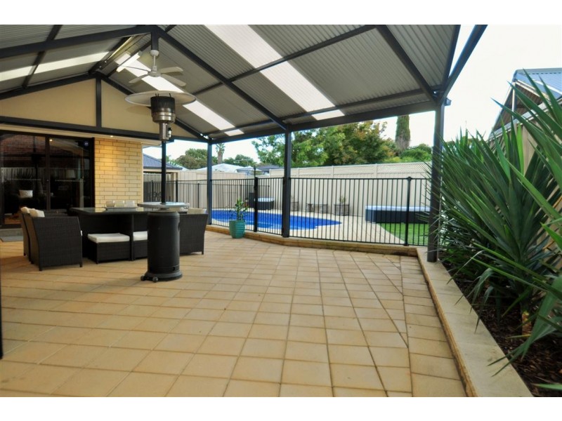 16 McClure Ave, Reynella East SA 5161