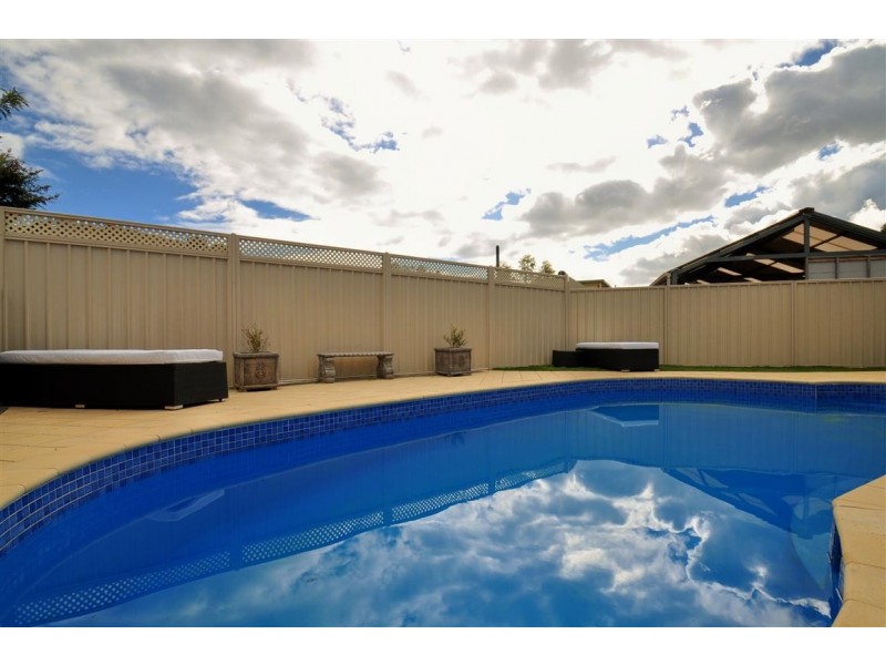 16 McClure Ave, Reynella East SA 5161