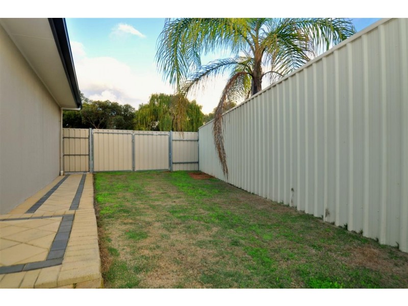 16 McClure Ave, Reynella East SA 5161