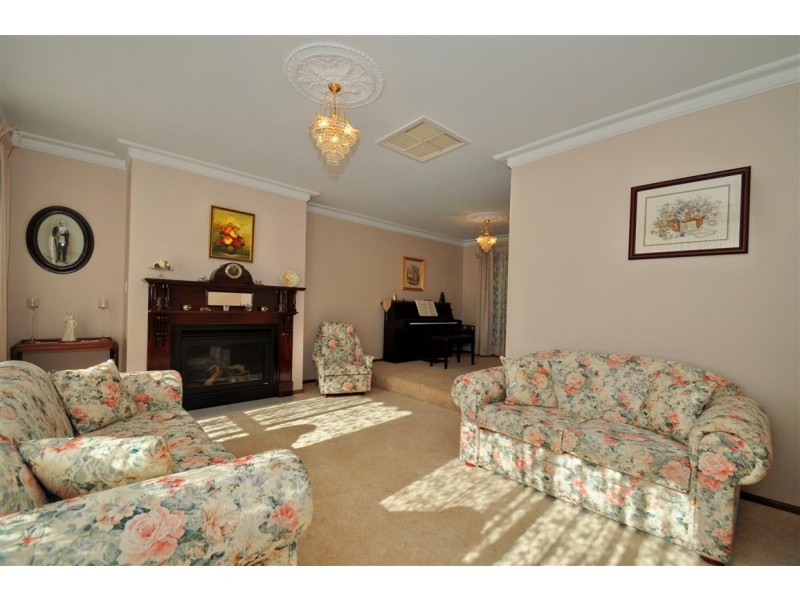 2 Sandalwood Grove, Woodcroft SA 5162