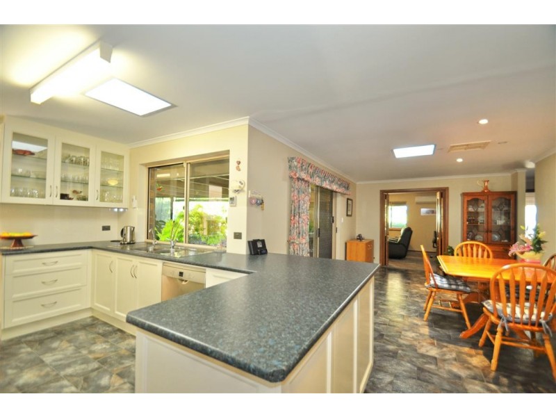 2 Sandalwood Grove, Woodcroft SA 5162
