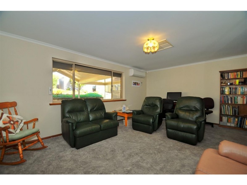 2 Sandalwood Grove, Woodcroft SA 5162