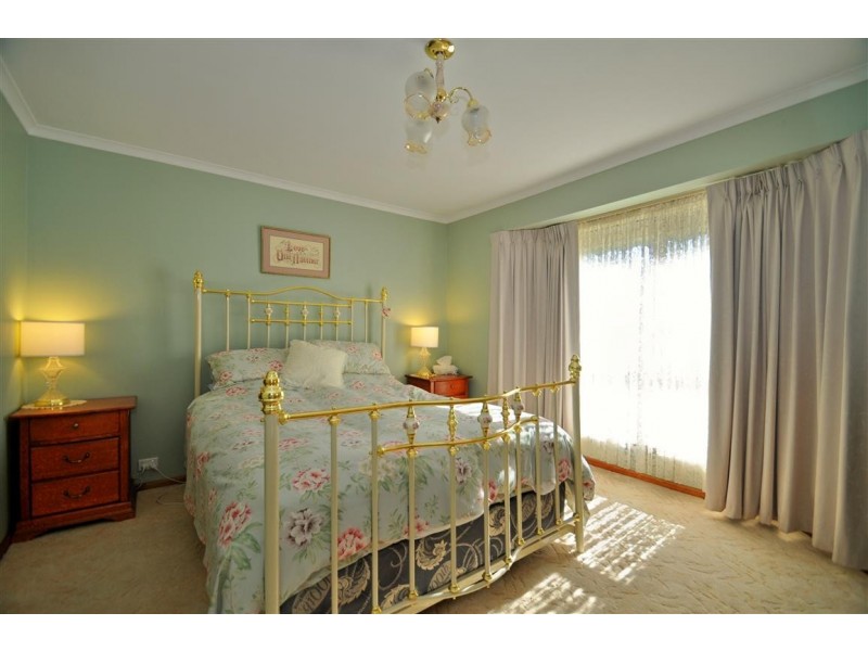 2 Sandalwood Grove, Woodcroft SA 5162