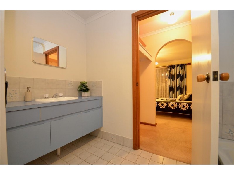 15 Moncur Street, Woodcroft SA 5162