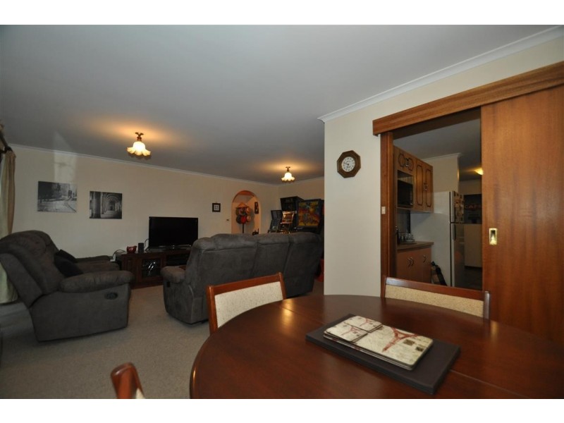 4 Abbey Road, Woodcroft SA 5162