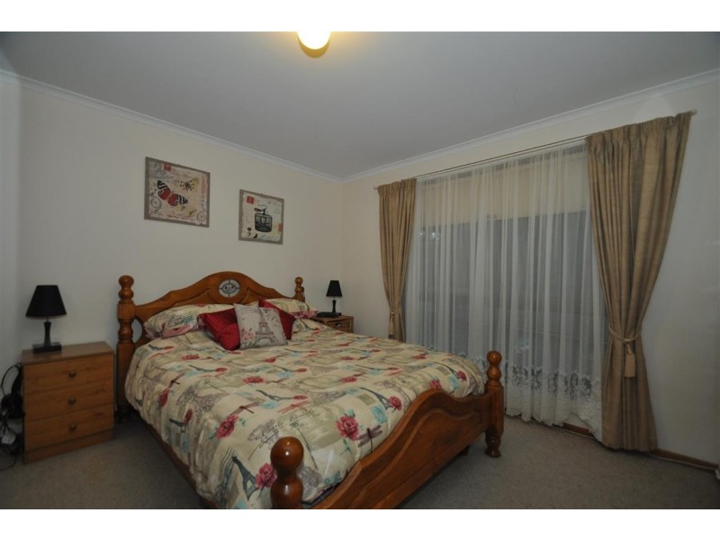 4 Abbey Road, Woodcroft SA 5162