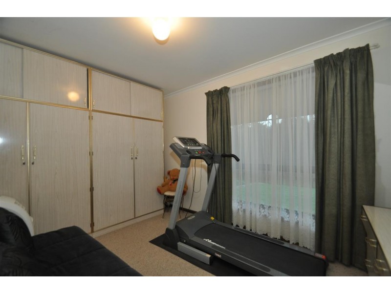 4 Abbey Road, Woodcroft SA 5162