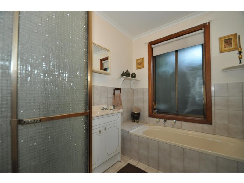 4 Abbey Road, Woodcroft SA 5162