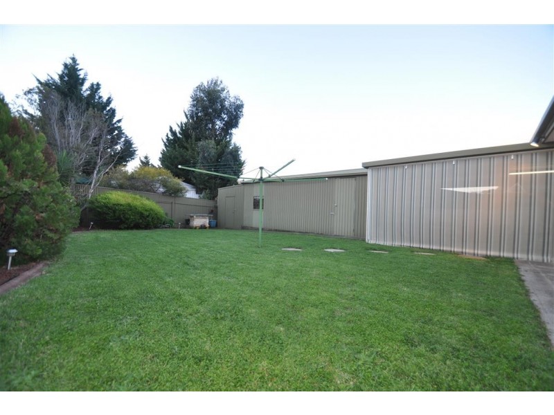 4 Abbey Road, Woodcroft SA 5162