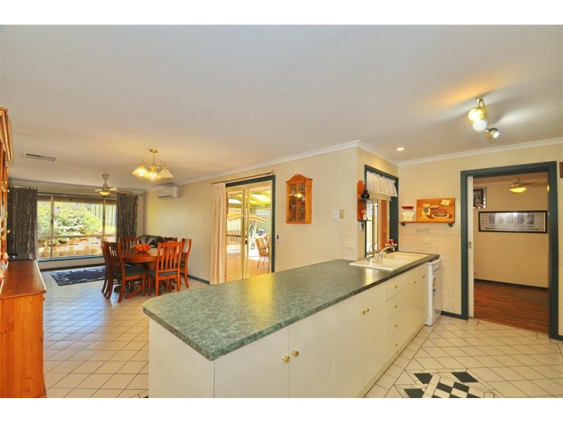 16 Rolton Avenue, Woodcroft SA 5162