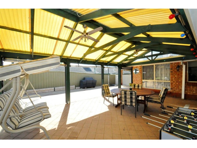 16 Rolton Avenue, Woodcroft SA 5162