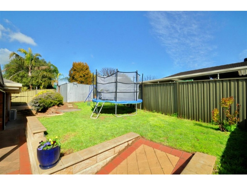 16 Rolton Avenue, Woodcroft SA 5162