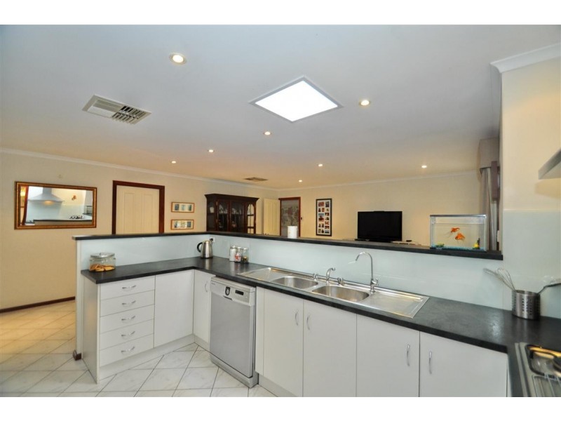 4 Bay Place, Woodcroft SA 5162