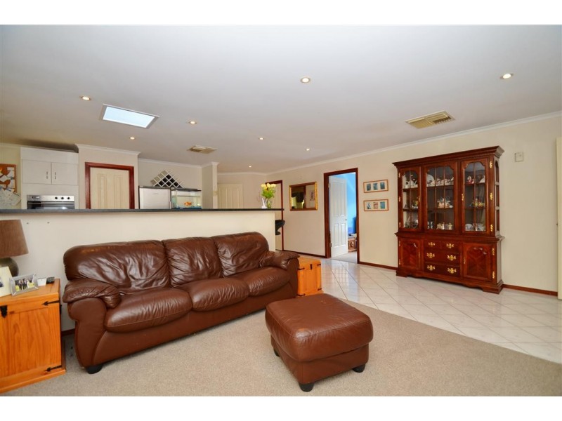 4 Bay Place, Woodcroft SA 5162