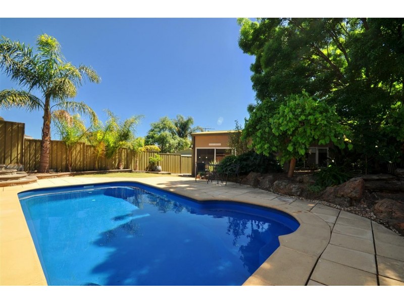 4 Bay Place, Woodcroft SA 5162