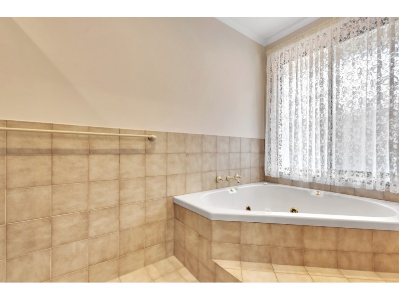 19 Horseshoe Drive, Woodcroft SA 5162