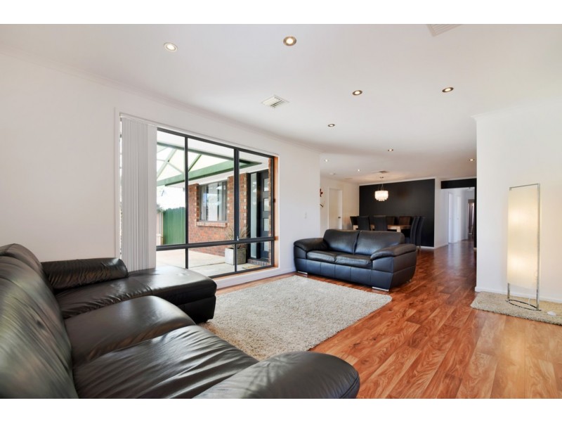 16 Shillabeer Cres, Woodcroft SA 5162