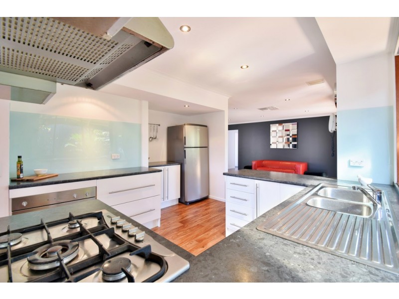 16 Shillabeer Cres, Woodcroft SA 5162