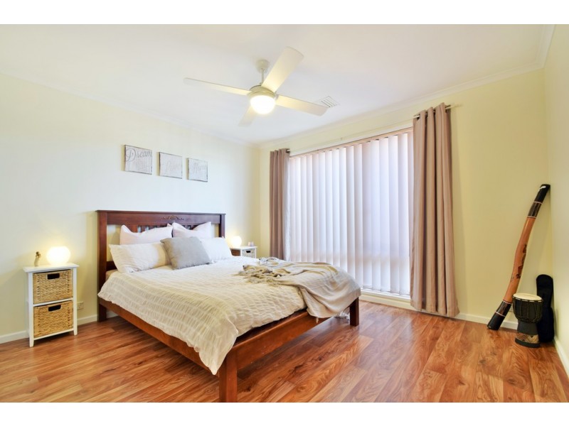 16 Shillabeer Cres, Woodcroft SA 5162