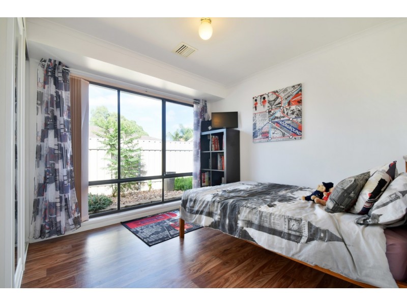 16 Shillabeer Cres, Woodcroft SA 5162