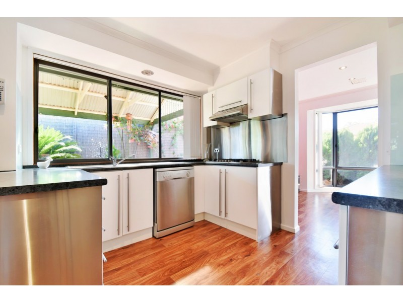 16 Shillabeer Cres, Woodcroft SA 5162