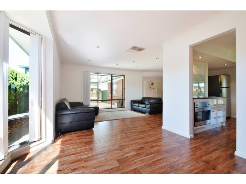 16 Shillabeer Cres, Woodcroft SA 5162