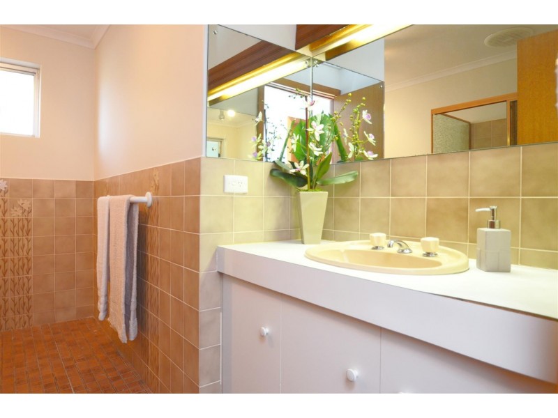 24 Manunda Way, Hallett Cove SA 5158