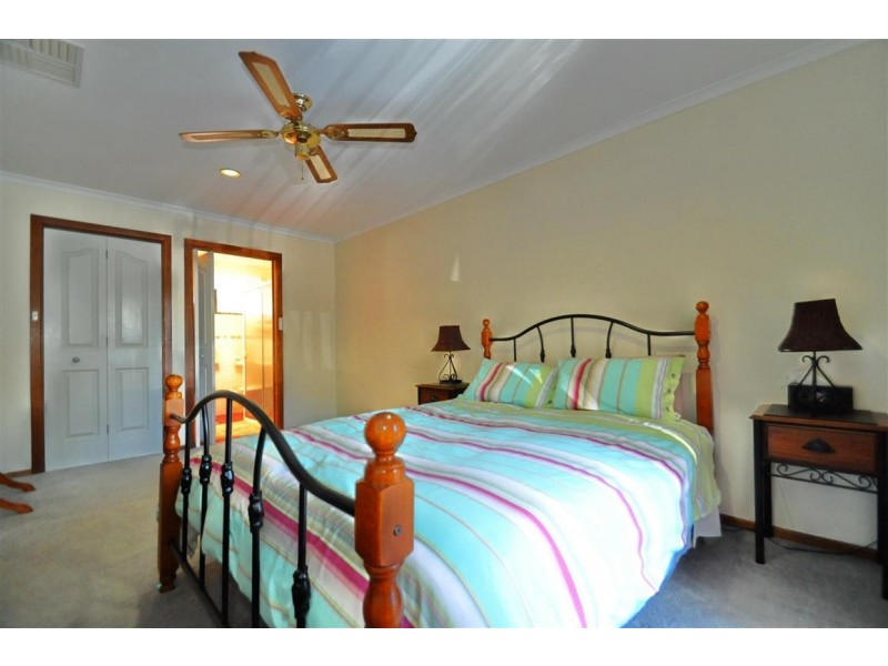 11 Barrdickson Crescent, Happy Valley SA 5159