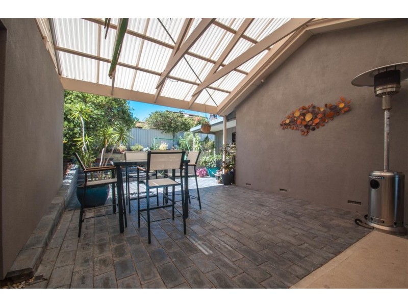 16 Madeline Crescent, Hallett Cove SA 5158