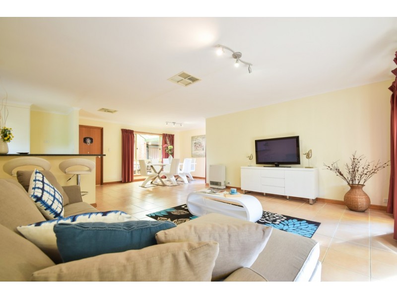 4 Esther Avenue, Woodcroft SA 5162