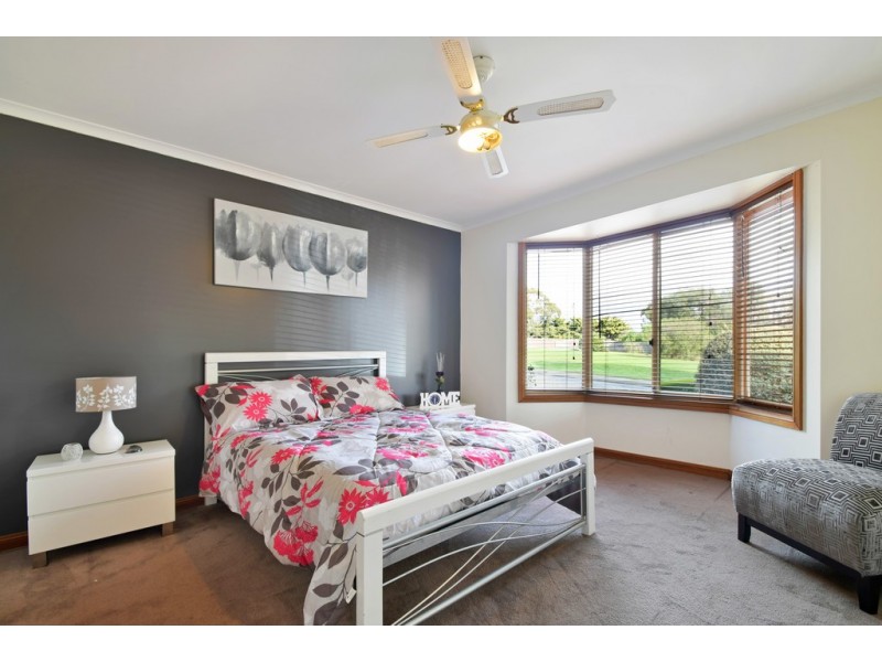 4 Esther Avenue, Woodcroft SA 5162