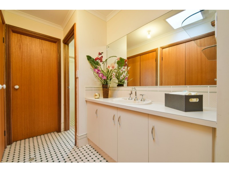 4 Esther Avenue, Woodcroft SA 5162