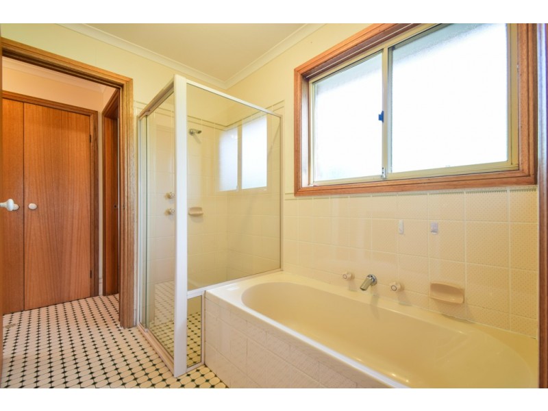 4 Esther Avenue, Woodcroft SA 5162