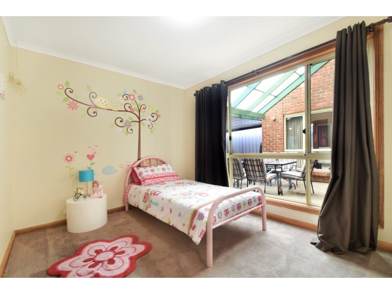 4 Esther Avenue, Woodcroft SA 5162