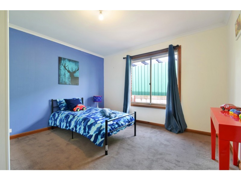 4 Esther Avenue, Woodcroft SA 5162